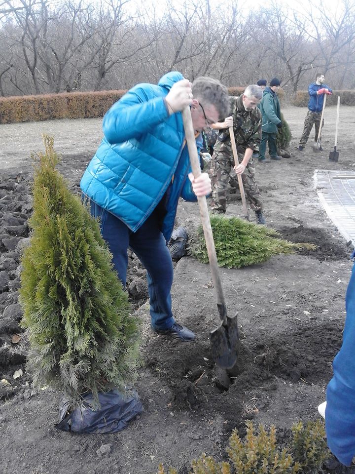 Впорядкування меморіалу до Дня голодомору у Кропивницькому