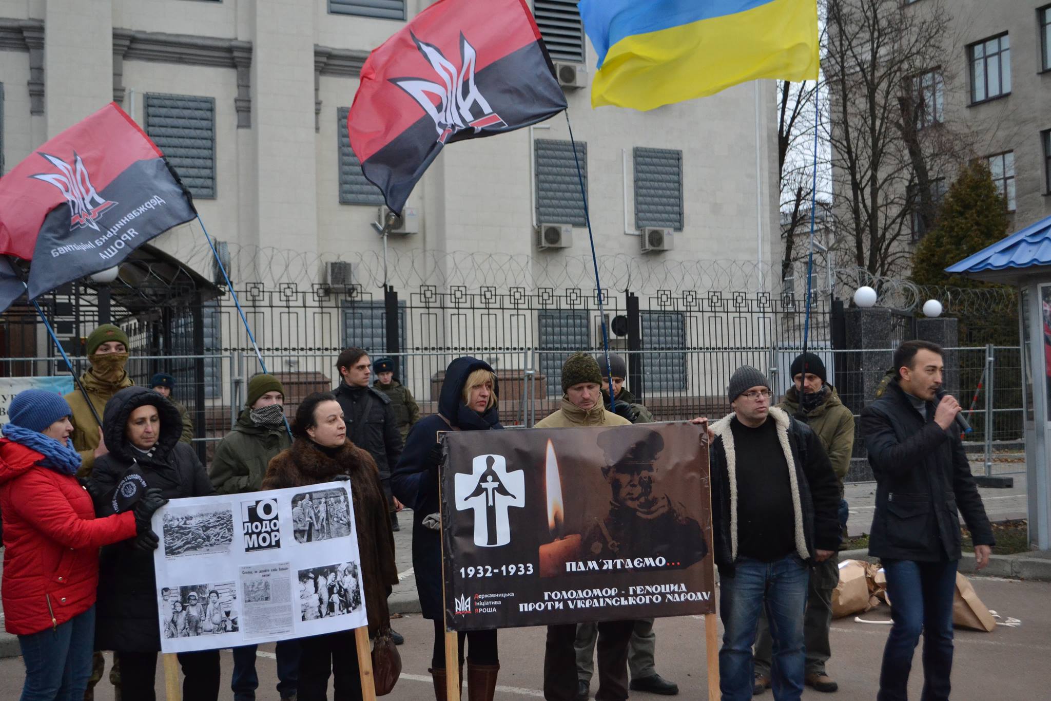 День пам'яті жертв Голодомору київська "ДІЯ" відмічає біля посольства РФ