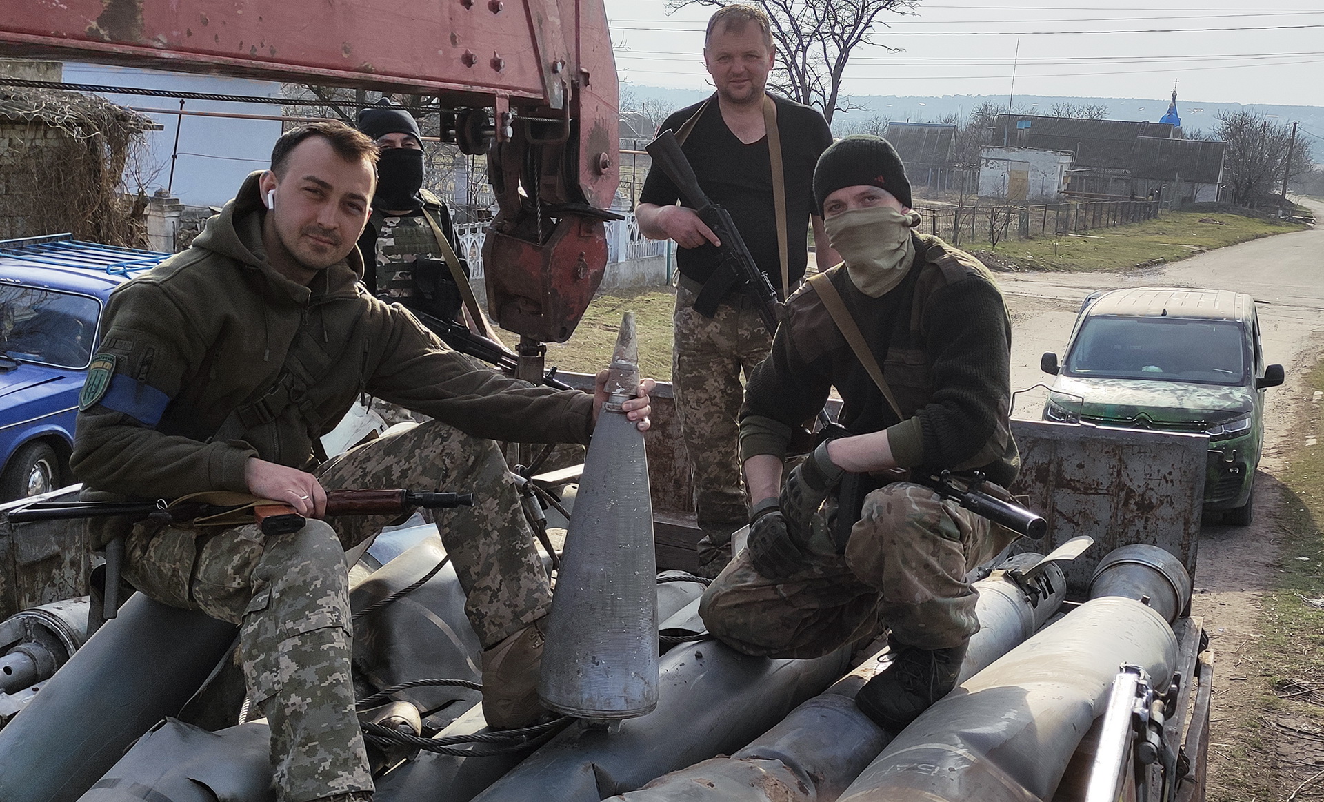 Ukrainian Volunteer Army fighters demine apartment houses in Mykolaiv area