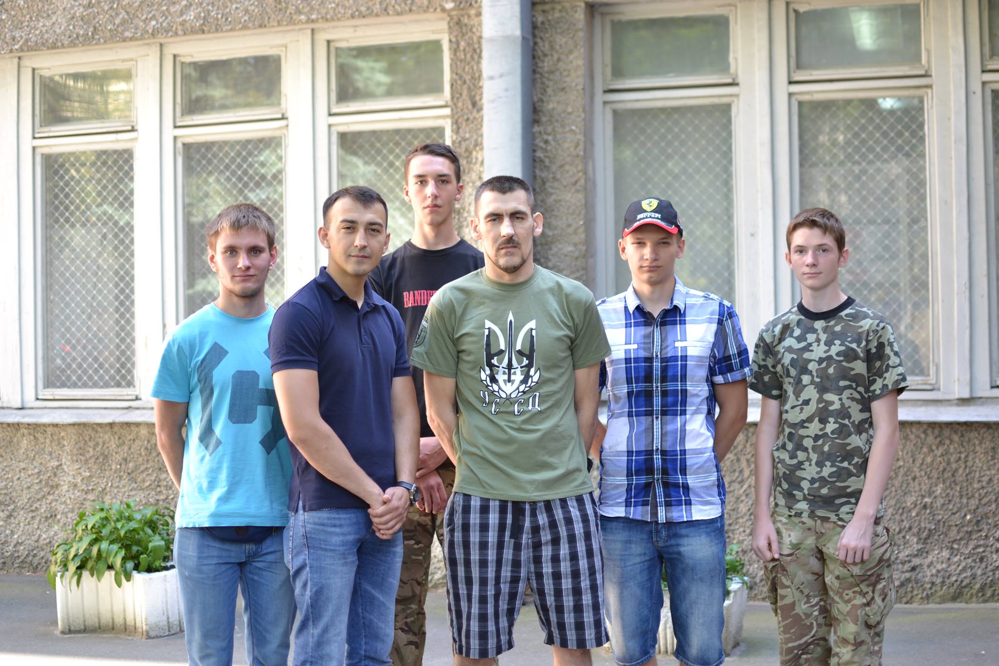 Молодь київського осередку НР "ДІЯ" навідала пораненого артилериста УДА