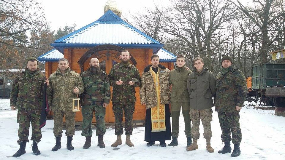 Скаути доставили Віфлеємський вогонь до бійців УДА